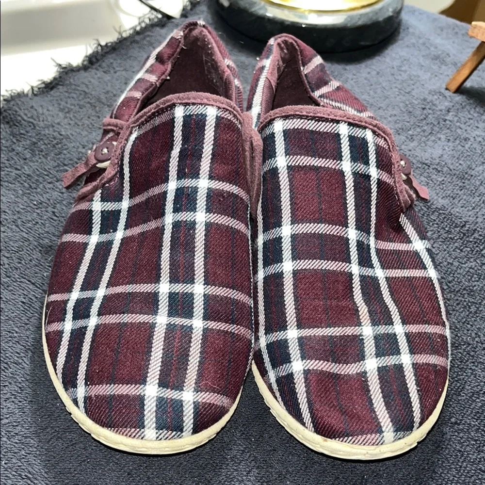 Patagonia White and Maroon Slip-On Loafers - Picture 2 of 11